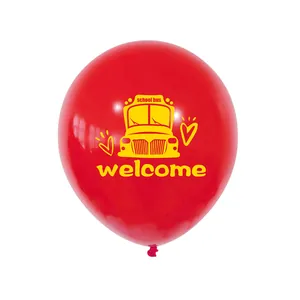 Détail d'un ballon en latex rouge avec bus scolaire jaune et imprimé welcome pour fête