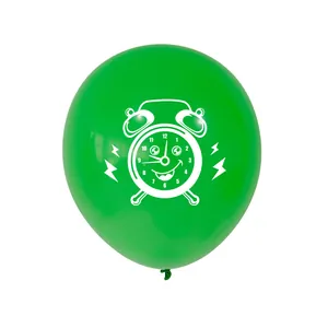 Vue détaillée d'un ballon en latex vert avec impression de réveil animé blanc
