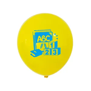 Détail d'un ballon jaune de rentrée scolaire en latex avec motifs éducatifs bleus