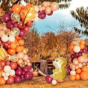 Detail der Herbst-Ballongirlande mit Ahornblättern und Eichhörnchen-Folienballons
