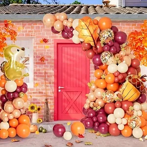 Detailansicht der Herbst-Ballongirlande mit Eichhörnchen, Eicheln und Ahornblättern