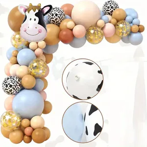 Kit guirlande de ballons thème vache avec ballons bleu, beige, marron et imprimés vache