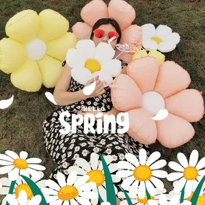 Set de arco de globos de margaritas con texto Hello Spring sobre césped soleado