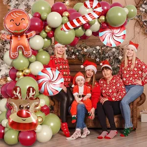 Arche de ballons de Noël avec bonhomme de pain d'épice et renne pour décoration