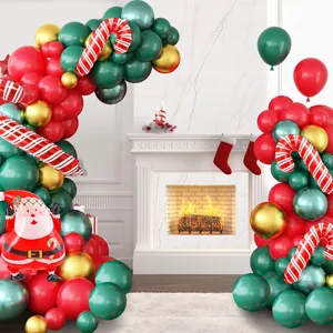 Détail de l'arche de ballons de Noël avec Père Noël et décorations de canne