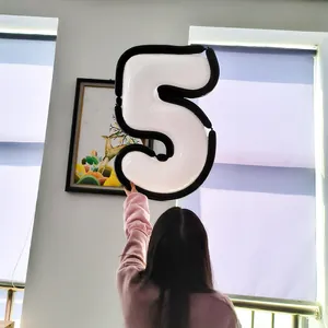 Détail du ballon chiffre 5 blanc en aluminium avec bord noir pour décoration d'anniversaire