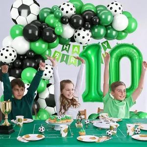 Voetbal verjaardagsset met groene ballonnenboog en folieballonnen voor de 10e verjaardag