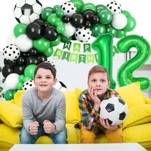 Voetbal thema verjaardag met ballonboog, banner en grote nummer 12 folie ballonnen