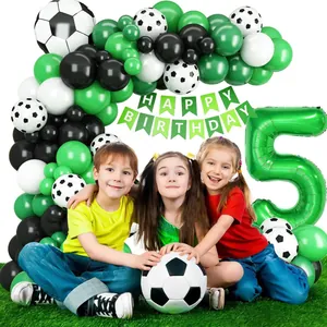 Voetbalfeestset met groene ballonnenboog en grote folieballon nummer vijf voor verjaardag