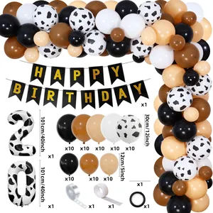 Flachbild von Kuhmuster-Ballons, Happy Birthday Banner und großen Folienballons Nummer 20