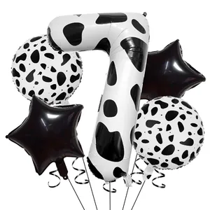 Vue détaillée du lot de ballons chiffre 7 imprimé vache noir et blanc avec étoiles