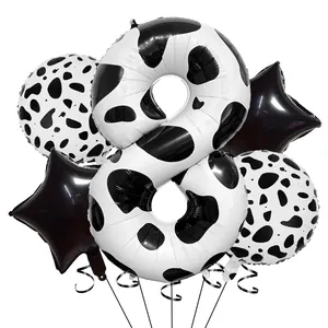 Vue détaillée du ballon numéro 8 imprimé vache avec des ballons étoiles noires