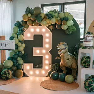 Dettaglio set festa giungla con arco di palloncini, modello T-Rex e numero 3 luminoso