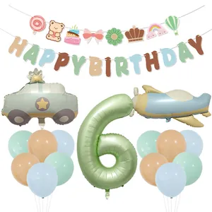 Dettaglio palloncino numero 6 verde oliva con striscione orsetto e kit decorazioni