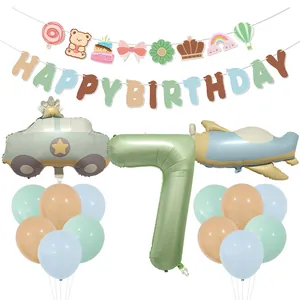 Set dettagliato con palloncino numero 7 e decorazioni a tema auto e aereo verde oliva