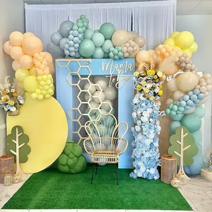 Arche de ballons jungle aux couleurs macaron avec décor mural Mama to Be pour fête