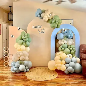 Détail de l'arche de ballons vert sauge et crème avec abeilles pour fête prénatale forêt chic
