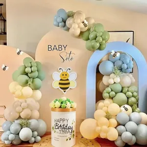 Salbeigrün-cremefarbenes Ballongirlanden-Set mit Waldthema und Baby-Geburtstags-Hintergrund