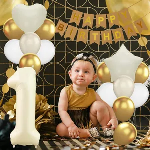 Nahaufnahme von beigem Nummer-1-Ballon und Happy Birthday Banner für den 1. Geburtstag