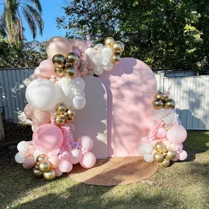 Guirnalda de globos rosa y dorado con arco de fondo para decoración de fiestas y bodas
