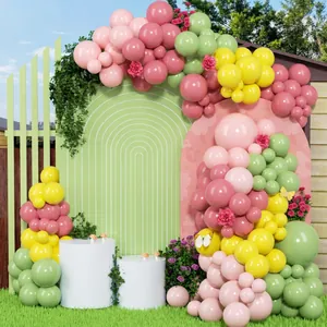 Detalle de arco Baby in bloom con globos coloridos para decoración de fiestas