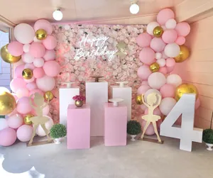 Arco de globos rosa y blanco con silueta de bailarina y letrero de neón dorado