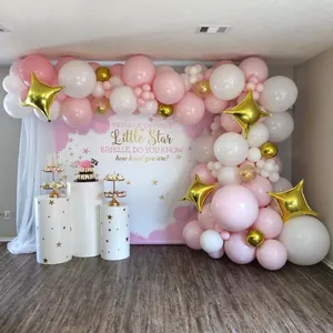 Arco de globos rosa y blanco con fondo Twinkle Little Star y detalles de estrellas oro