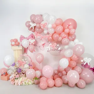 Dettaglio arco di palloncini rosa crema con farfalle decorative e palloncino trasparente