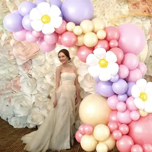 Kit arche de ballons marguerite avec ballons macaron rose et violet pour décor