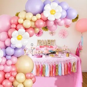Arche de ballons macaron avec fleurs de marguerite et pompons pour décoration d'anniversaire