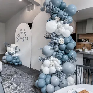 Arco di palloncini blu e bianchi con accenti floreali per decoro baby shower