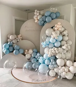 Dettaglio di ghirlanda di palloncini blu e crema con sfondo decorativo ad arco per feste