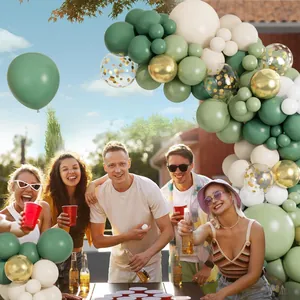 Détail de l'arche de ballons vert forêt et or avec paillettes pour fête sur le thème jungle