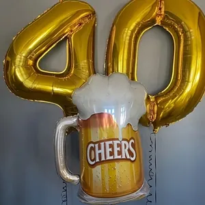 Nahaufnahme von Cheers Bierkrug-Folienballon mit goldener Zahl 40 für Geburtstagsparty
