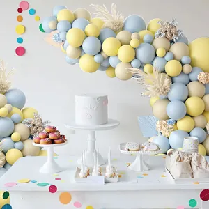 Girlande aus cremefarbenen Macaron-Ballons mit Trockenblumen für Babyparty-Dekoration