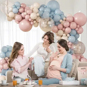 Pastellfarbene Girlande aus blauen und rosa Ballons für die Dekoration einer Babyparty-Szene
