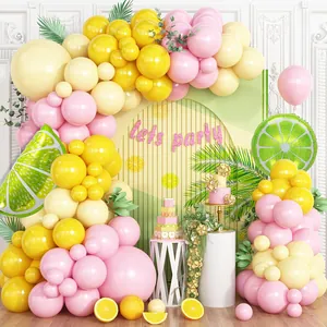 Kit d'arche de ballons thème citron avec ballons en latex jaunes et feuilles tropicales