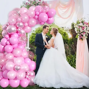 Dettaglio di arco di palloncini rosa per decorazione matrimonio all'aperto su prato