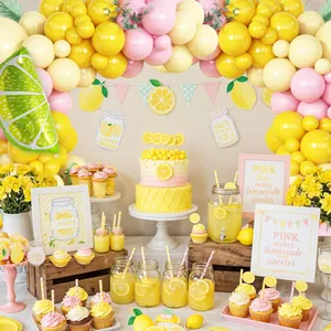 Kit fête citron détaillé avec ballons jaunes, bannières et décors de limonade