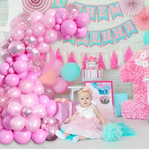 Dettaglio dell'arco di palloncini rosa e oro rosa per decorazione del primo compleanno