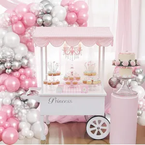 Roze en witte ballonnenboog met prinsessen snoepkar voor verjaardagsfeest decoraties