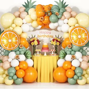 Détail de la guirlande de ballons agrumes avec ballons en aluminium orange et latex vert