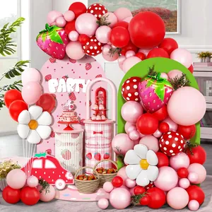 Kit guirlande de ballons fraise avec ballons en latex et fleurs de marguerite