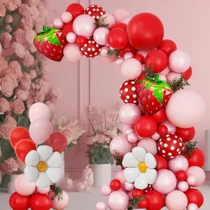 Détail de la guirlande de ballons fraises et marguerites avec ballons en latex rose