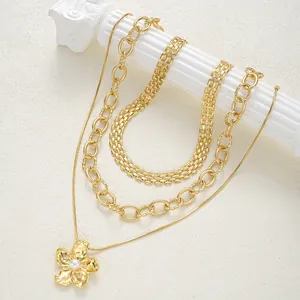 Collar de tres capas en color dorado con colgante de flor vintage y perla