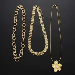 Tres collares dorados de flores y perlas con eslabones, cadena tejida y de serpiente
