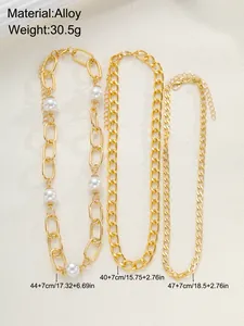 Detalle del juego de tres collares dorados con perlas y eslabones de estilo cubano