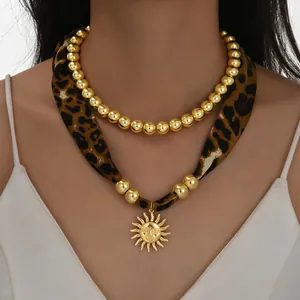 Collier Double Couche Vintage Imprimé Léopard pour Femmes Or Perles en Plastique Électroplaqué Pendentif Soleil Bijoux