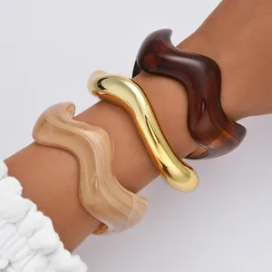 Modern wavy resin and gold-plated metal open bangles with irregular streamline design