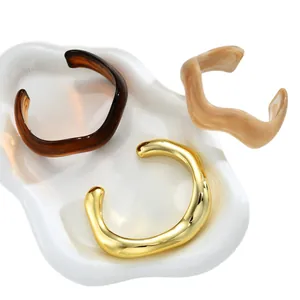 Chic resin and gold open wave bracelets in cream marble and transparent brown finish